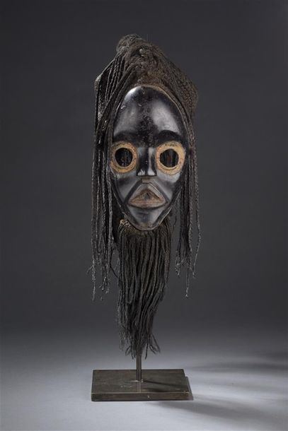 Arts africains Masque Dan (coiffe) en bois sculpté et fibres formant une barbe et...