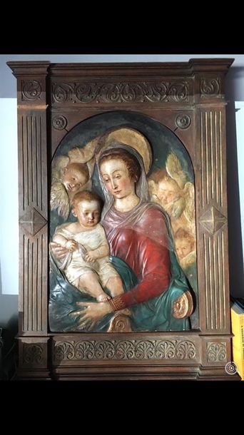 Sculptures des XIXe et XXe siècles Haut relief en plâtre polychrome : Vierge à l'Enfant...