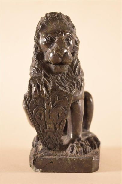 Sculptures des XIXe et XXe siècles Lion héraldique en pierre dure H. 13,2 cm L. 8,5...