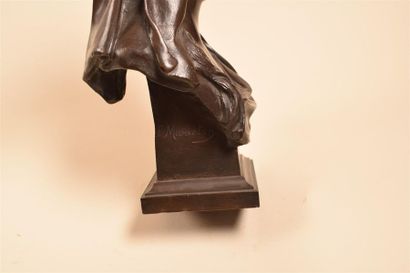 OBJETS D'ART Eugène MARIOTON (1854-1933) Buste de vierge Bronze à pâtine brune, signé,...