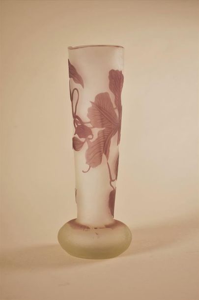 ART NOUVEAU GALLE, Nancy Vase soliflore à base bulbée en verre multicouche à décor...