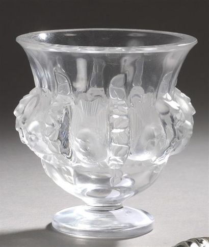 OBJETS D'ART LALIQUE, d'après un modèle de Marc LALIQUE (1900-1977) Vase "Dampierre"...