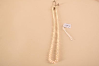 Bijoux - Joaillerie Lot de deux colliers de perles : - Un collier de perles de culture...