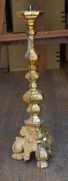 MOBILIER Pique-cierge en bois doré à piètement tripode H. 52,5 cm 