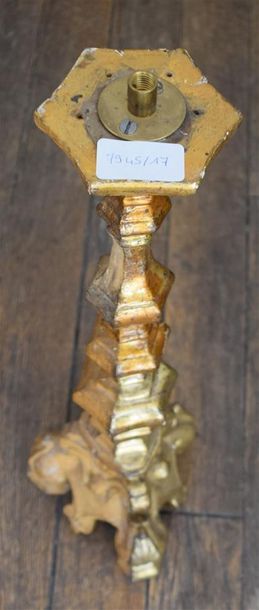 MOBILIER Pique-cierge en bois doré à piètement tripode H. 52,5 cm 
