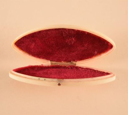 OBJETS DE VITRINE Boîte en ivoire et or de forme mandorle présentant un médaillon...