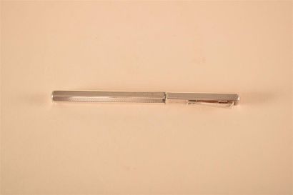 OBJETS DE VITRINE CARAN D'ACHE Genève Stylo-plume en argent à fond de quadrillage...