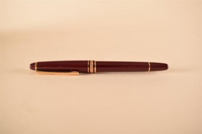 OBJETS DE VITRINE MONTBLANC Stylo-plume modèle Meisterstück bordeaux, plume en or...