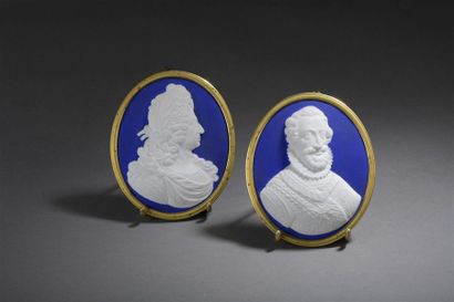 Céramique - Faïence - Porcelaine PARIS Deux portraits en biscuit sur fond bleu en...