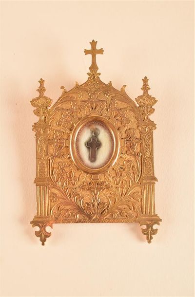 OBJETS D'ART Reliquaire en laiton doré à décor gravé de colonnettes et rinceaux feuillagés...