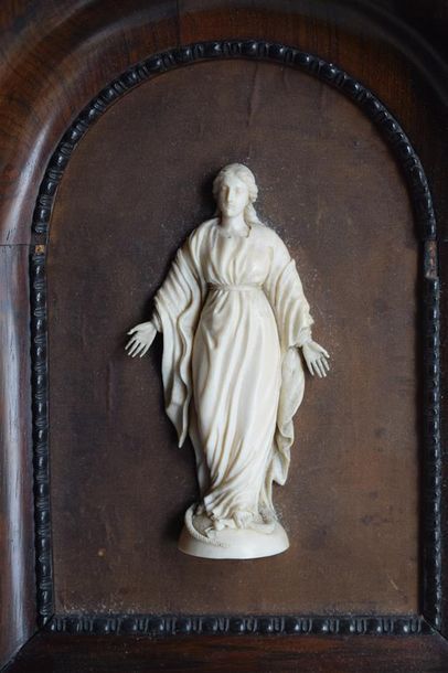 OBJETS DE VITRINE Vierge sur un globe terrassant une vipère Ivoire sculpté Fin XIXe...
