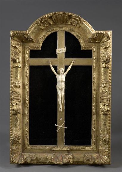 OBJETS D'ART Christ janséniste en ivoire, le périzonium retenu par une cordelette...