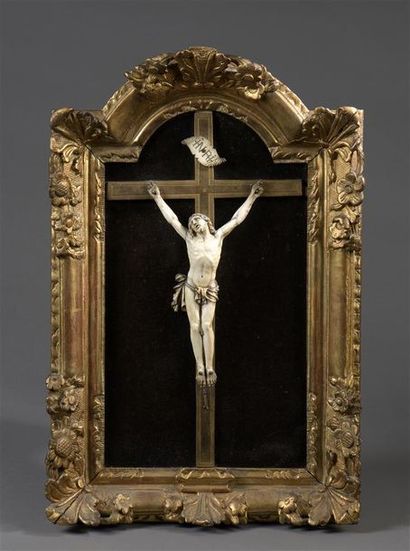 OBJETS D'ART Crucifix en ivoire, le perisonium retenu par une cordelette, pieds juxtaposés,...