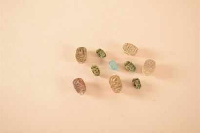 Archéologie - Arts traditionnels Suite de dix petits scarabées en céramique Egypte,...