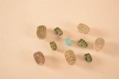 Archéologie - Arts traditionnels Suite de dix petits scarabées en céramique Egypte,...