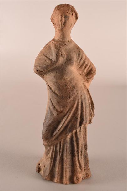 Archéologie - Arts traditionnels Figure péplophore la main gauche sur la hanche d'après...