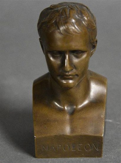 null D'après Antoine - Denis CHAUDET (1763-1810)

Buste de Napoléon Ier

Bronze à...