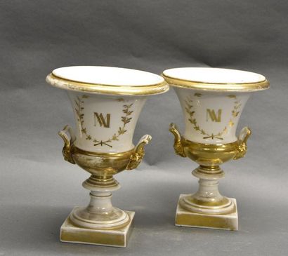 null Paire de vases Médicis en porcelaine de Paris blanche et or

XIXe siècle

H....