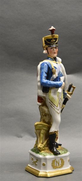 null CAPO DI MONTE (DI PIETRO)

Officier en pied

Statuette en porcelaine polychrome...