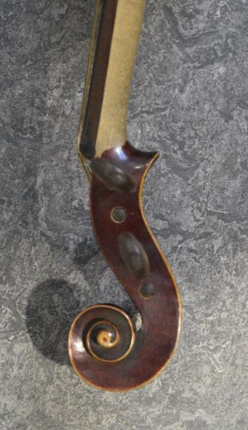 null Violon français anonyme

Vers 1900

bon état

Fond une pièce 359 mm

Une réparation...