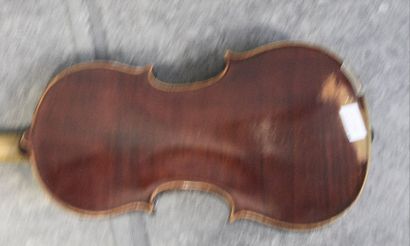 null Violon français anonyme

Vers 1900

bon état

Fond une pièce 359 mm

Une réparation...