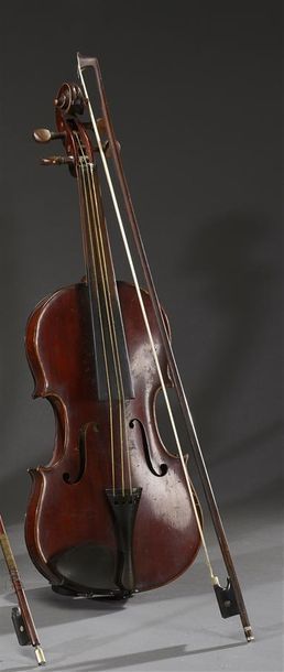 null Violon français anonyme

Vers 1900

bon état

Fond une pièce 359 mm

Une réparation...