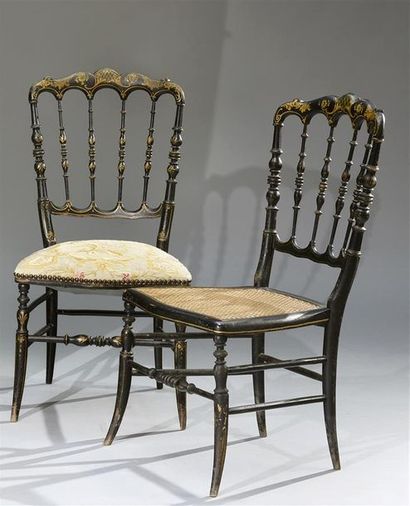 null Deux chaises en bois noirci, dossier ajouré à décor polychrome et or de frises...