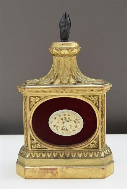 null Support en bois sculpté doré à décor d’un médaillon en ivoire sculpté de roses

XIXe...