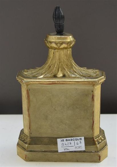 null Support en bois sculpté doré à décor d’un médaillon en ivoire sculpté de roses

XIXe...