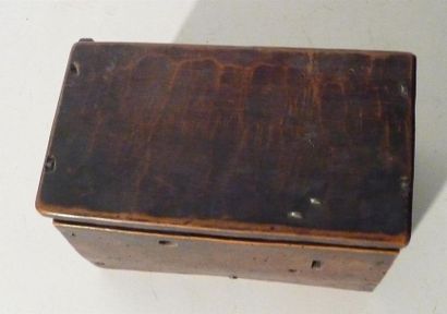 null Coffret en bois ciré présentant un compartiment interne.

XIXe siècle

H. 12,5...