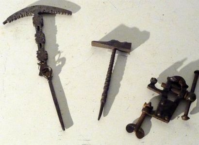 null Ensemble de quatre petits outils en métal dont un marteau d’armurier et un petit...