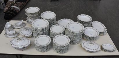null C.AHRENFELDT - Limoges

Service de table en porcelaine à décor polychrome et...