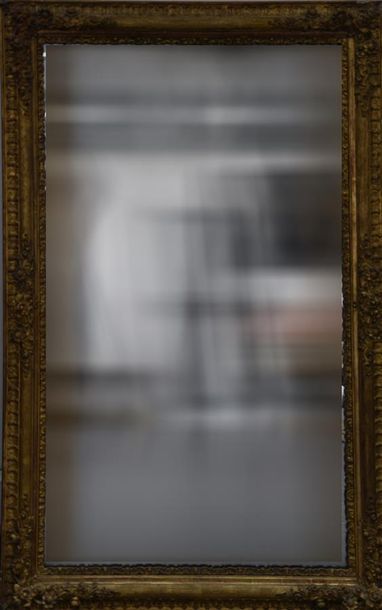 null Grand miroir dans un cadre en bois et stuc doré

XIXe siècle