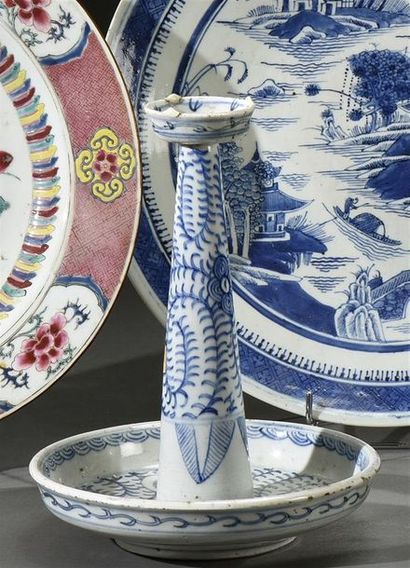 null CHINE - Début du XXe siècle

Pique cierge en porcelaine à décor en bleu sous...
