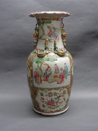 null CHINE, Canton - Fin du XIXe siècle

Grand vase balustre en porcelaine à col...