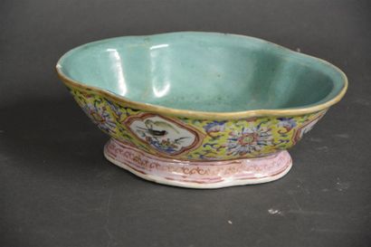 null CHINE - XIXe siècle

Coupe oblongue sur piédouche en porcelaine à décor polychrome...