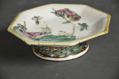 null CHINE- Fin du XIXe siècle

Petite coupe octogobale sur talon en porcelaine à...