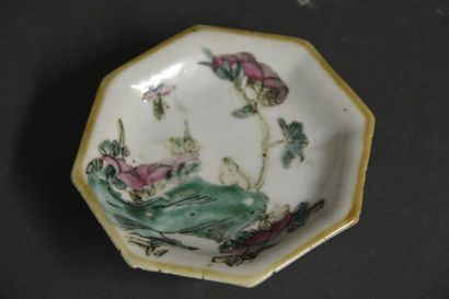 null CHINE- Fin du XIXe siècle

Petite coupe octogobale sur talon en porcelaine à...