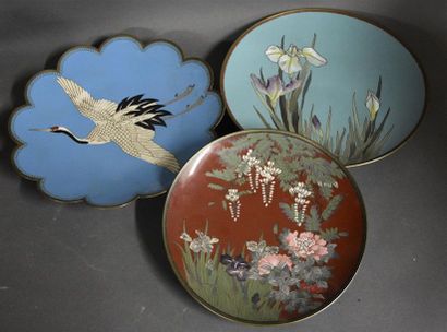 null JAPON - XIXe siècle 

Lot de trois plats en cloisonné: 

-l'un polylobé à décor...