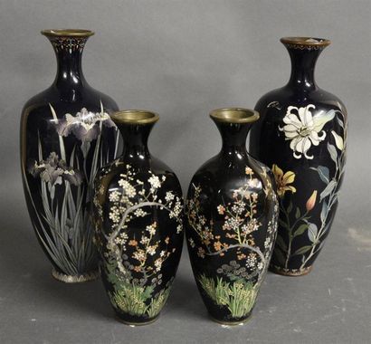 null JAPON - XIXe siècle 

Lot de quatre vases en cloisonné à décor floral sur fond...