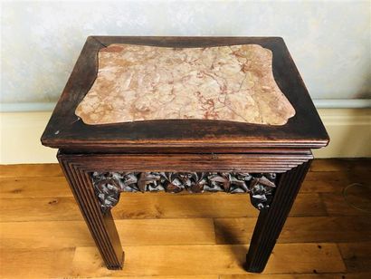 null Petite table en bois exotique sculpté et ajouré, le plateau incrusté d’un plateau...