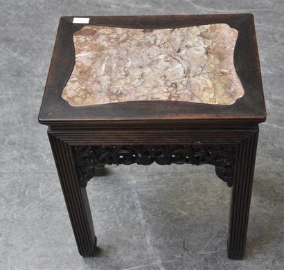 null Petite table en bois exotique sculpté et ajouré, le plateau incrusté d’un plateau...