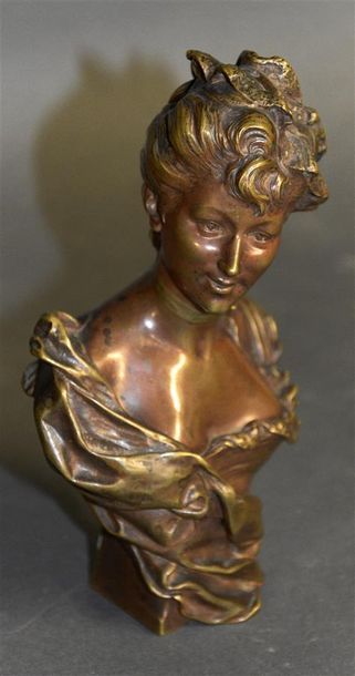 null Henri Emile ALLOUARD (1844-1929) 

Buste de femme 

Bronze à deux patines, signé...