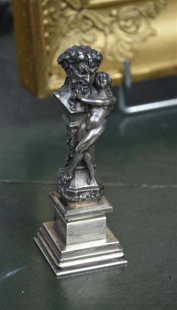 null Femme entourant une statue de Pan

Sujet en bronze en argenté

H. 14 cm