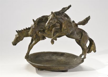 null Joël BLANC (né en 1946)

Coupe aux trois chevaux sautant

Bronze à patine antique,...