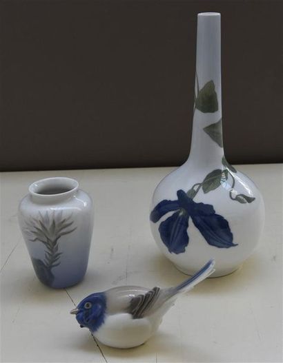 null COPENHAGUE 

Lot composé d’un grand vase à décor d’iris H. 26 cm, un petit vase...