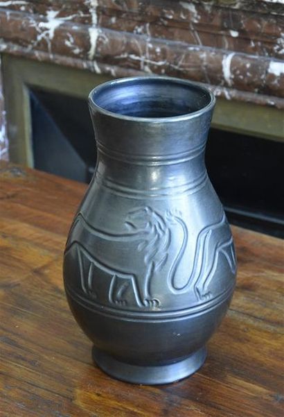 null Poterie d' ACCOLAY

Ronde de lions

Vase à talon en céramique émaillée noir...