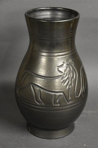 null Poterie d' ACCOLAY

Ronde de lions

Vase à talon en céramique émaillée noir...