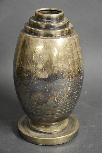 null CHRISTOFLE

Vase en métal argenté martelé, sur piédouche, signé

Travail Art...