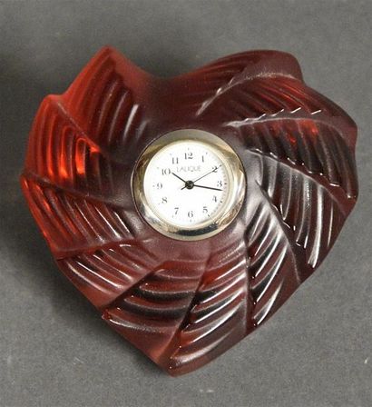 null LALIQUE

Réveil en cristal moulé pressé teinté rouge, signature gravée

H. 4...